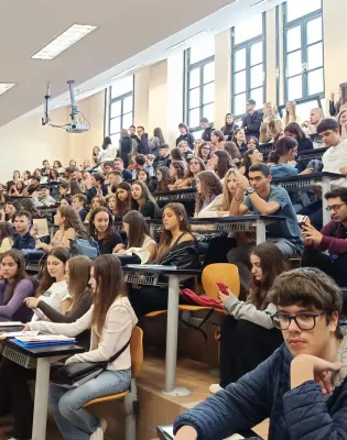 Φοιτητές κάθονται σε αμφιθέατρο σε Πανεπιστήμιο