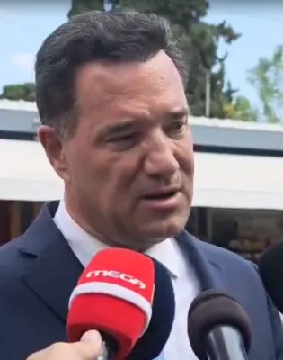 Ο Άδωνις Γεωργιάδης στην κηδεία του Γιώργου Μαζωνάκη
