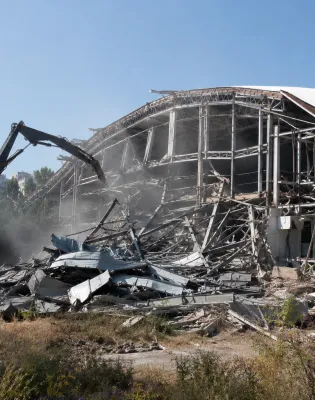 εργασίες κατεδάφισης του Θεάτρου Μπάντμιντον, στο Πάρκο Γουδή