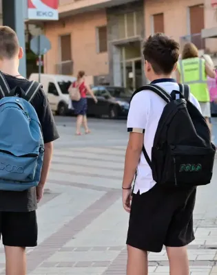 Μαθητές με σχολικές τσάντες