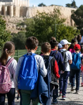 Μαθητές σε εκδρομή στην Ακρόπολη με το σχολείο τους
