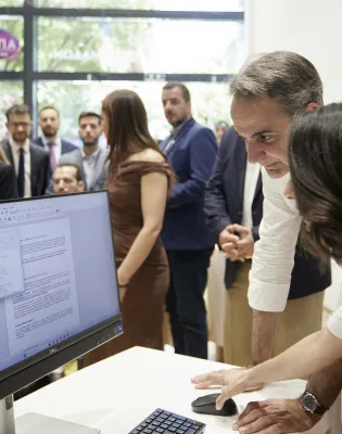 Ο Κυριάκος Μητσοτάκης σε επίσκεψή του στα γραφεία της ΔΥΠΑ