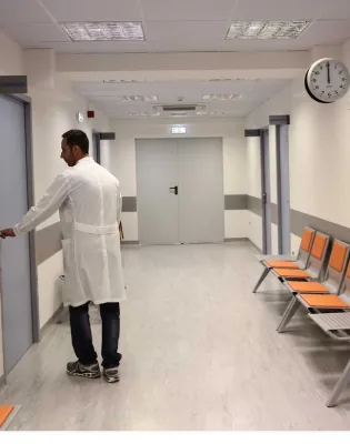 Γιατρός σε νοσοκομείο