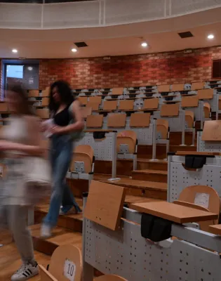 Φοιτητές κατεβαίνουν τα σκαλιά σε αμφιθέατρο Πανεπιστημίου