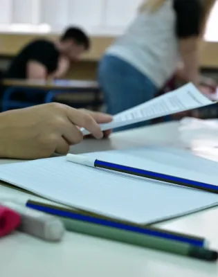 Μαθητής κρατάει τετράδιο με σημειώσεις την ώρα της εξέτασης στο σχολείο