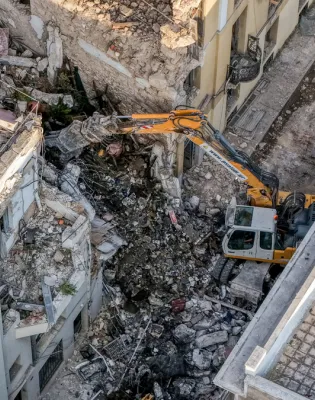 Η πολυκατοικία στην Πλάκα που κατέρρευσε 