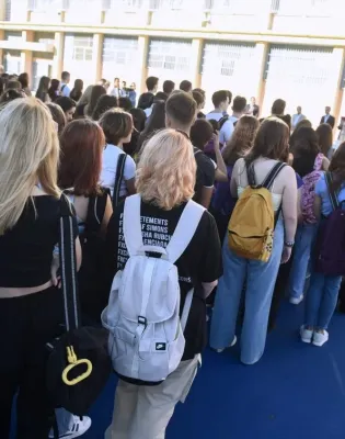 Μαθητές σχολείου συγκεντρωμένοι στην αυλή κατά τη διάρκεια της σχολικής χρονιάς