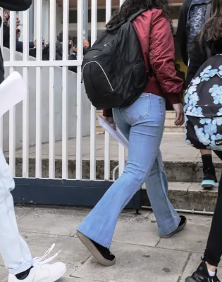 Μαθήτριες μπαίνουν σε σχολείο