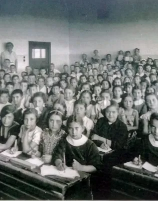 Το Δημοτικό Σχολείο παλιά σε ασπρόμαυρη φωτογραφία