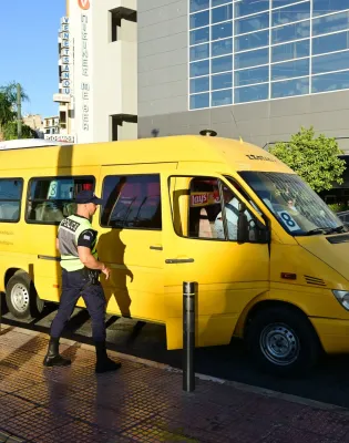 Αστυνομικός κάνει έλεγχο σε κίτρινο σχολικό λεωφορείο