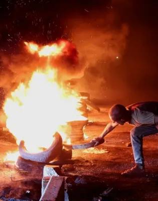 Άνδρας στη Συρία βάζει φωτιά σε διαμαρτυρία για τις τιμές στα καύσιμα και την ακρίβεια