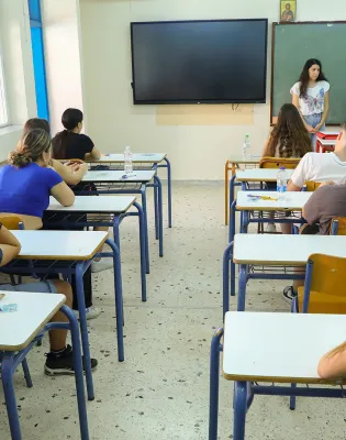 Αίθουσα ΕΠΑΛ την ώρα των εξετάσεων με μαθητές