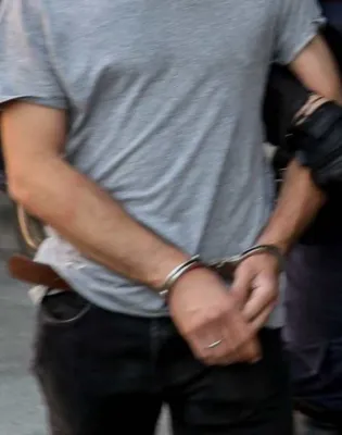 Χειροπέδες σε άνδρα από την Αστυνομία
