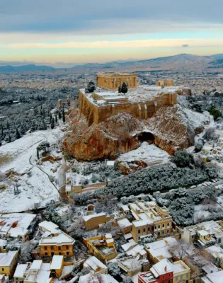 Χιόνια πάνω από την Ακρόπολη στην Αθήνα