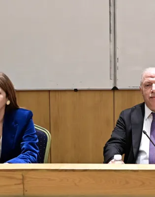 Σοφία Ζαχαράκη και Μιχάλης Σφακιανάκης μιλάνε σε πάνελ για το Εθνικό Απολυτήριο