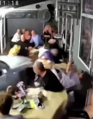 Μεθυσμένος οδηγός πέφτει πάνω σε τραπέζια σε ταβέρνα στη Θεσσαλονίκη