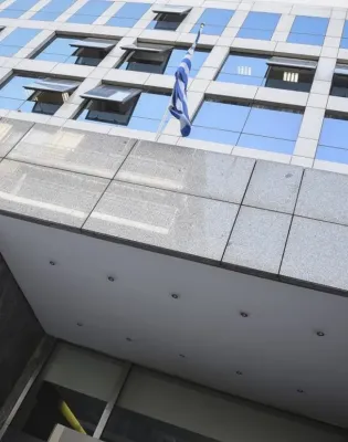 Η είσοδος στο κτήριο του ΑΣΕΠ, Πουλίου 6
