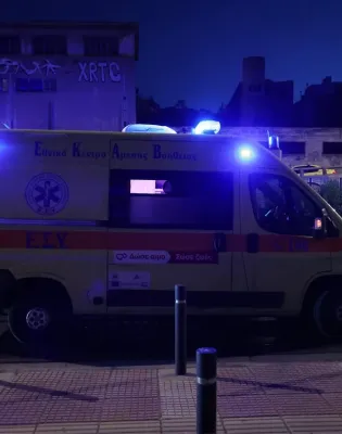 ΕΚΑΒ πάει να παραλάβει νεκρή γυναίκα στη Θεσσαλονίκη