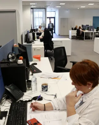 Δημόσιοι υπάλληλοι εν ώρα εργασίας σε γραφείο