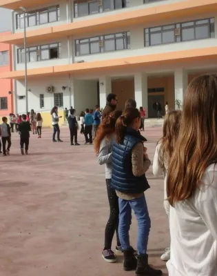 Διάλειμμα σε σχολείο με μαθητές