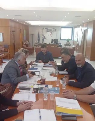συνάντηση του επικεφαλής της περιφερειακής παράταξης «Νέα Δυτική Ελλάδα», Σπύρου Ν. Σκιαδαρέση, του Αναπληρωτή Περιφερειάρχη Δυτικής Ελλάδας, Χαράλαμπου Μπονάνου, και εκπροσώπων των εργαζομένων του Ελληνικού Ανοικτού Πανεπιστημίου (ΕΑΠ) με τον Υφυπουργό Παιδείας, Νίκο Παπαϊωάννου