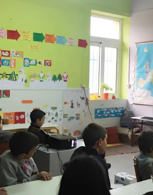 Εκπαιδευτικός που έχει προσληφθεί μέσω ΑΣΕΠ εν ώρα μαθήματος σε τάξη