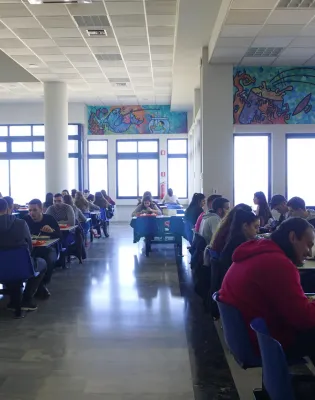 Φοιτητές τρώνε στη Λέσχη του πανεπιστημίου τους