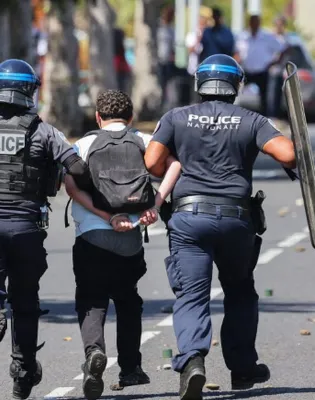 Η αστυνομία της Γαλλίας ενώ έχει συλλάβει μαθητή κατά τις κινητοποιήσεις