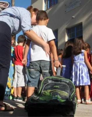 Μητέρα και παιδί στο σχολείο