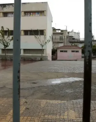 Κλειστό σχολείο με λουκέτο