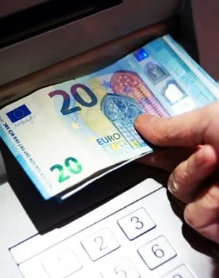 Λεφτά από πληρωμές σε επίδομα βγαίνουν από ΑΤΜ τράπεζας