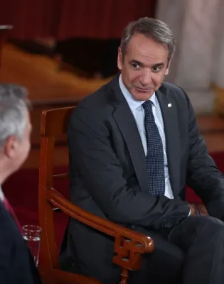 Συνέδριο «Διάλογοι για την Αθήνα»: live η συζήτηση Μητσοτάκη με τον συγγραφέα Daniel Mendelsohn