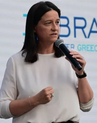 Η υπουργός Εργασίας Νίκη Κεραμέως σε ομιλία της και στο φόντο το λογότυπο του Rebrain Greece