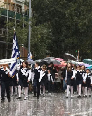 Μαθητική παρέλαση με βροχή