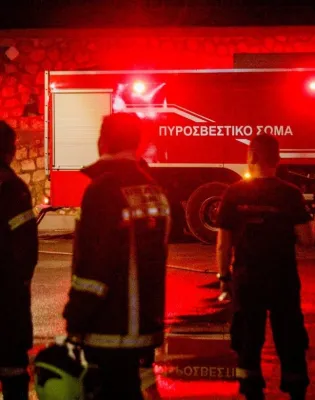 Πυροσβεστική με αναμμένες σειρήνες σε κάτασβεση φωτιάς στις Σέρρες