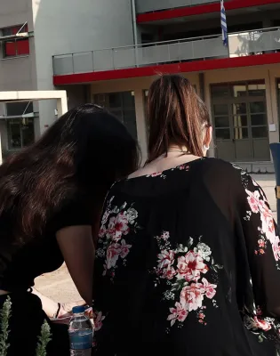 Ψυχολόγος μέλος ΕΕΠ σε σχολείο δίπλα σε μαθήτρια