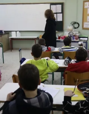 Εκπαιδευτικός σε σχολείο κάνει μάθημα