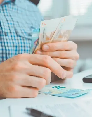 Συνταξιούχος μετράει χρήματα