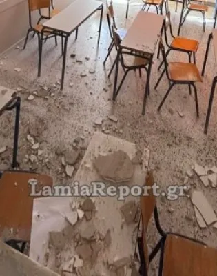 Στο 3ο Λύκειο Λαμίας, τμήμα του σοβά από την οροφή σχολικής αίθουσας αποκολλήθηκε την ώρα του μαθήματος και έπεσε πάνω σε μαθητές
