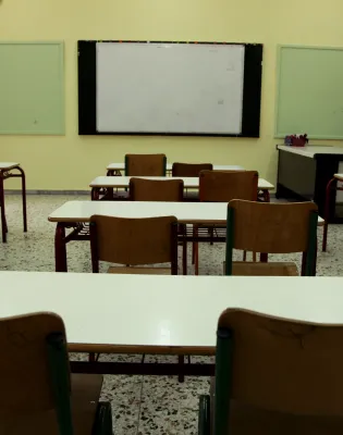 Αίθουσα με θρανία και καρέκλες