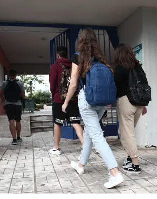 Μαθητές μπαίνουν στο σχολείο