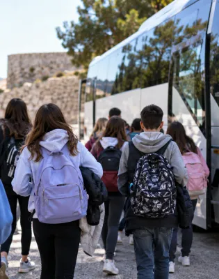 Μαθητές μπαίνουν σε λεωφορείο για να πάνε σχολική εκδρομή