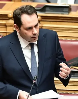 Ο υφυπουργός Εσωτερικών Θάνος Πετραλιάς στη Βουλή