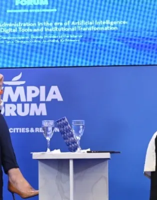  Στην επιτάχυνση των διαδικασιών για την έκδοση των αποτελεσμάτων του πανελλήνιου γραπτού διαγωνισμού του ΑΣΕΠ και στην προσπάθεια να περιοριστεί σε ένα 12μηνο ο χρόνος από την έγκριση μιας πρόσληψης έως την ανάληψη υπηρεσίας αναφέρθηκε η υφυπουργός Εσωτερικών Βιβή Χαραλαμπογιάννη, στο Olympia Forum.