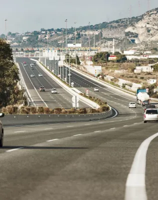 Αυτοκίνητα κινούνται σε Εθνικό Οδό της Ελλάδας