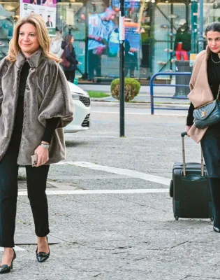 Η Μαρία Καρυστιανού με τη στενή συνεργάτιδά της Μαρία Γρατσία στα δικαστήρια της Λάρισας
