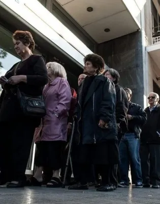 Συνταξιούχοι περιμένουν σε ουρά τράπεζας