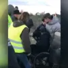 κιτρινα γιλεκα νεαρός καροτσάκι