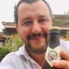 Ο Ματέο Σαλβίνι απολαμβάνει την μπύρα του