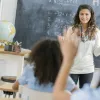 καθηγήτρια μαθητές τάξη πίνακας